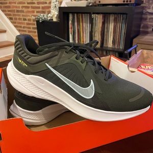 NWOT Men’s Nike Quest 5, Green Size 11
